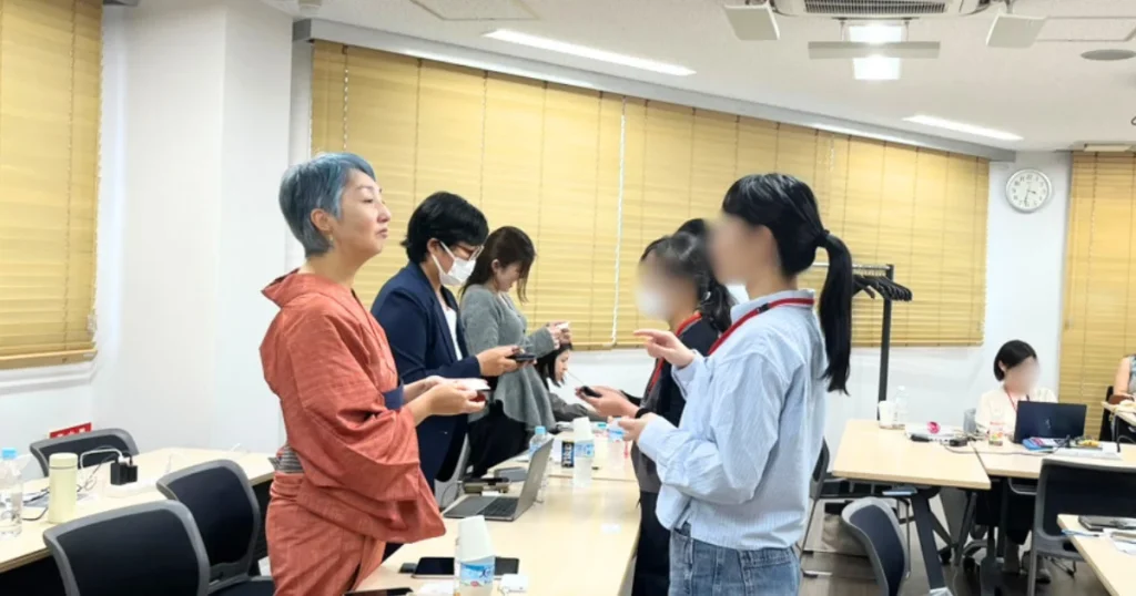 協力パートナー企業との名刺交換