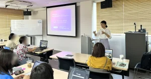 講師が研修を行っている様子